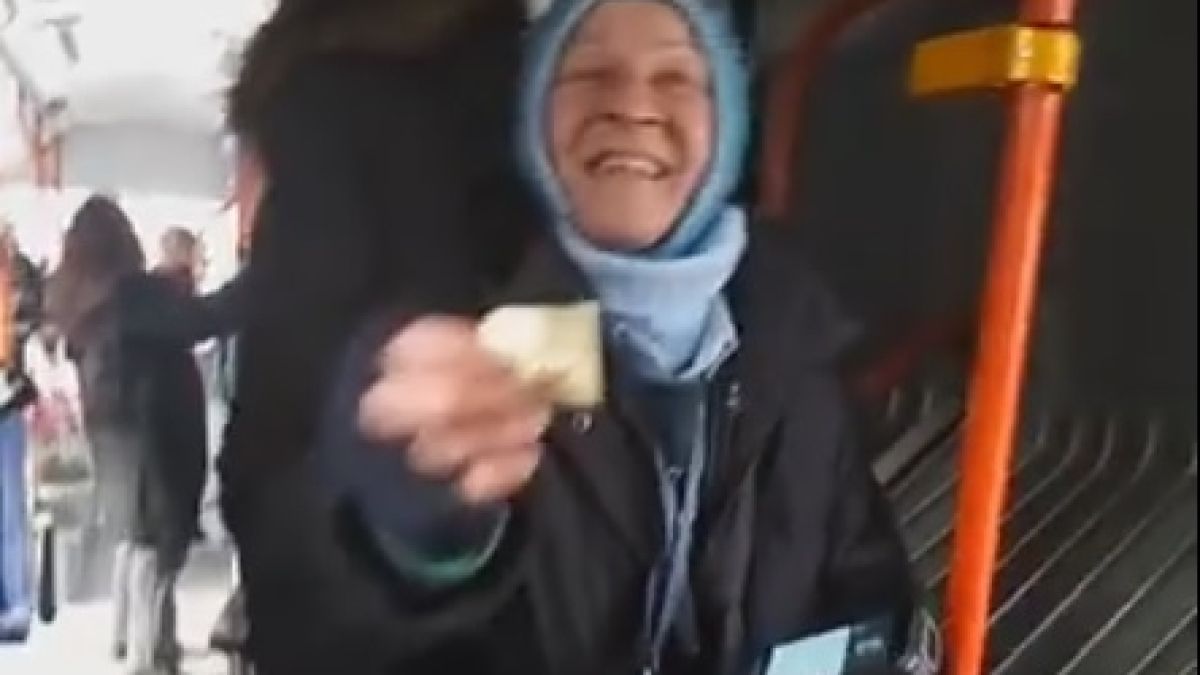 Първо в БЛИЦ! Нещо приятно странно се случи в столичен тролей (ВИДЕО)