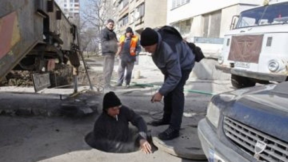 Драмите с "Топлофикация" нямат край! Гореща вода потече по улиците в "Люлин" заради спукана тръба