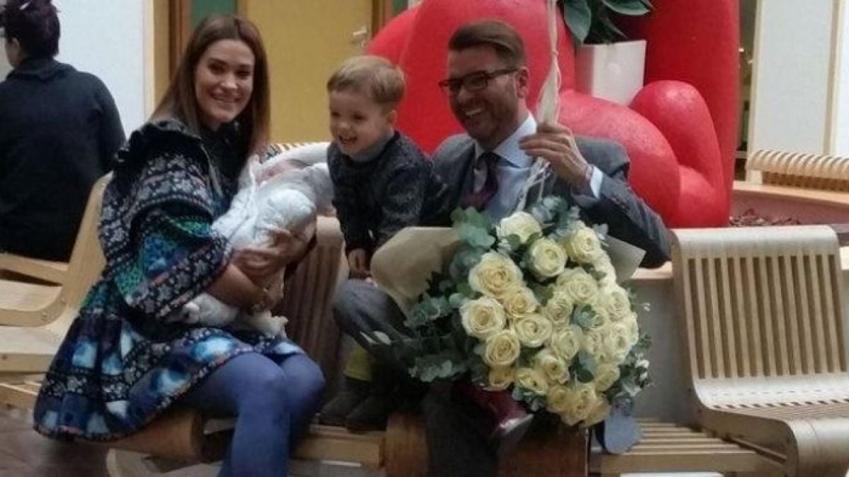 Д-р Енчев изписа дъщеря си от родилния дом с охрана от двама бабаити (СНИМКИ)