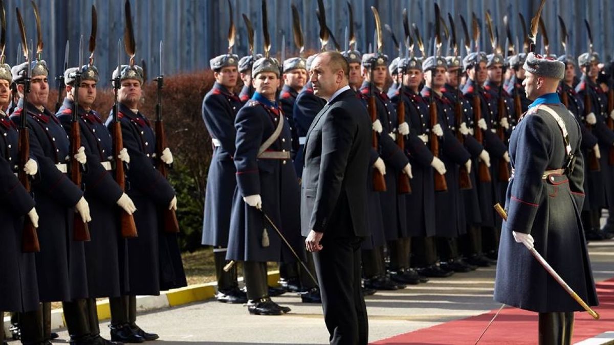 Радев сподели интересни СНИМКИ от проверката си на БГ армията