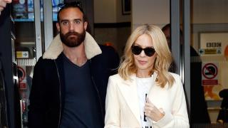 Семейството на Кайли Миноуг поставило ултиматум на певицата да се раздели с Джошуа Саси