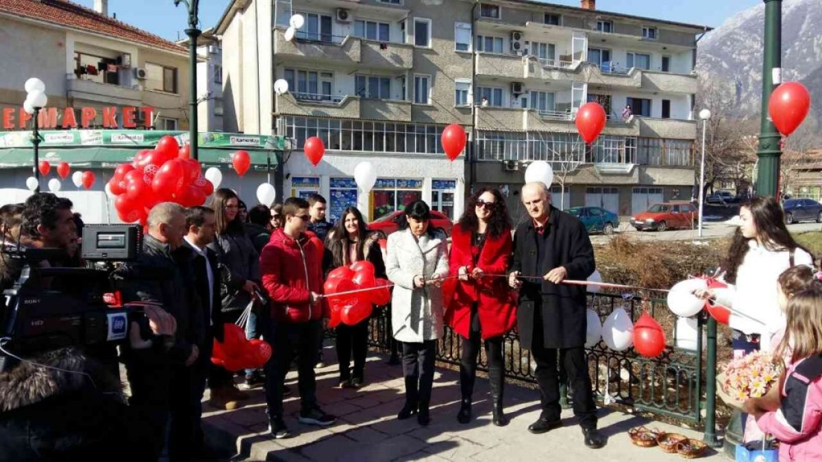 Карлово вече има Мост на влюбените, младите заключват обичта си с катинари (СНИМКИ)