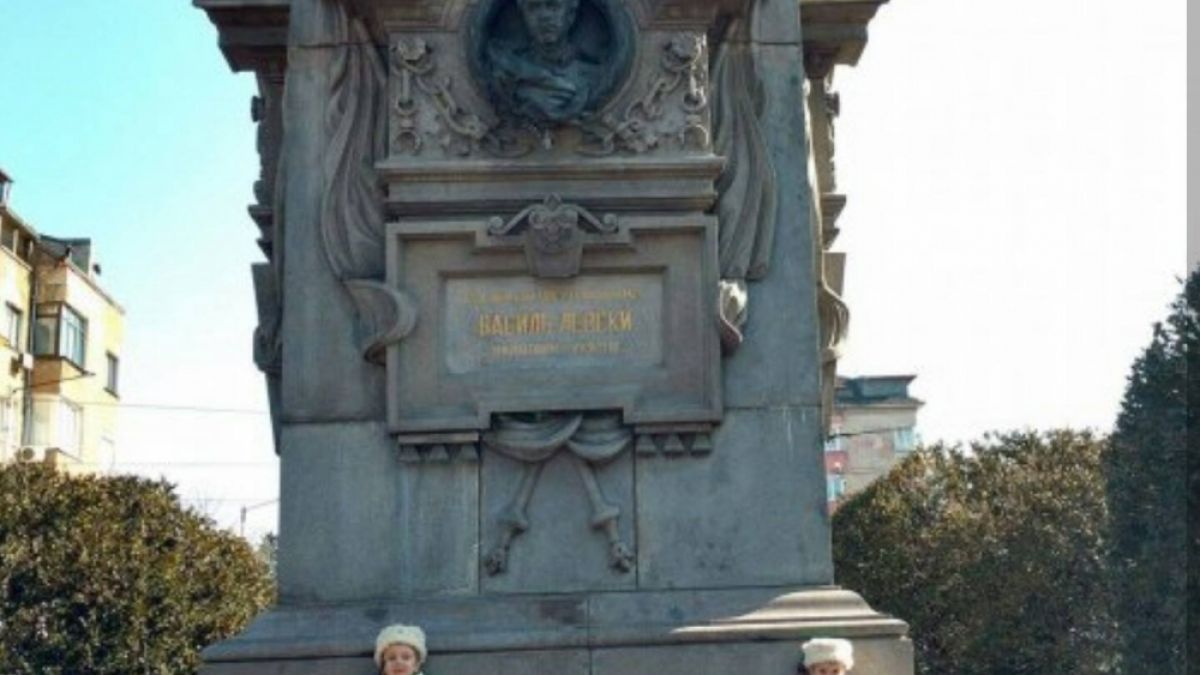 Хлапета дадоха почетен караул пред паметника на Левски в София (СНИМКИ)