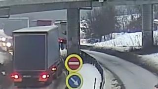 Опасно! Подвеждаща табела на Пътен възел „Коритна” праща шофьорите в насрещното (ВИДЕО)