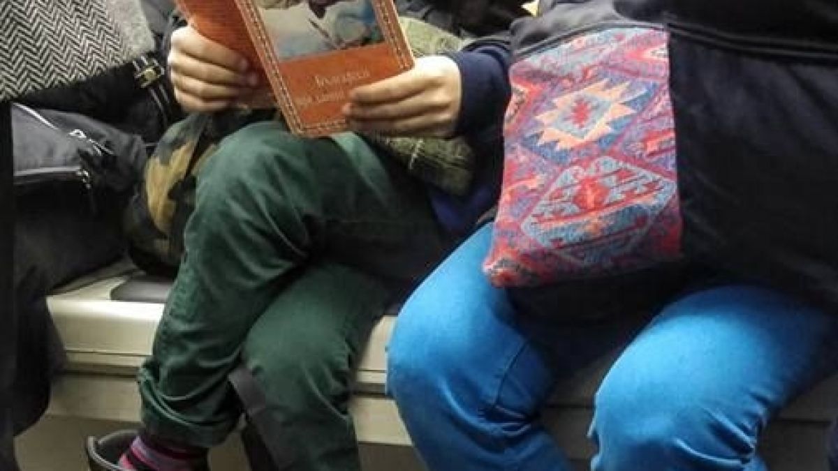 Това хлапе в софийското метро изуми всички!(СНИМКИ)