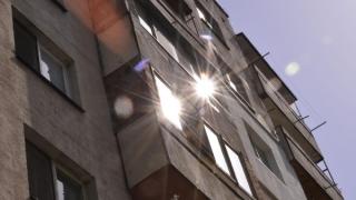 Няма край: Доверчива варненка метна през терасата 60 бона, за да помогне на „полицията” 