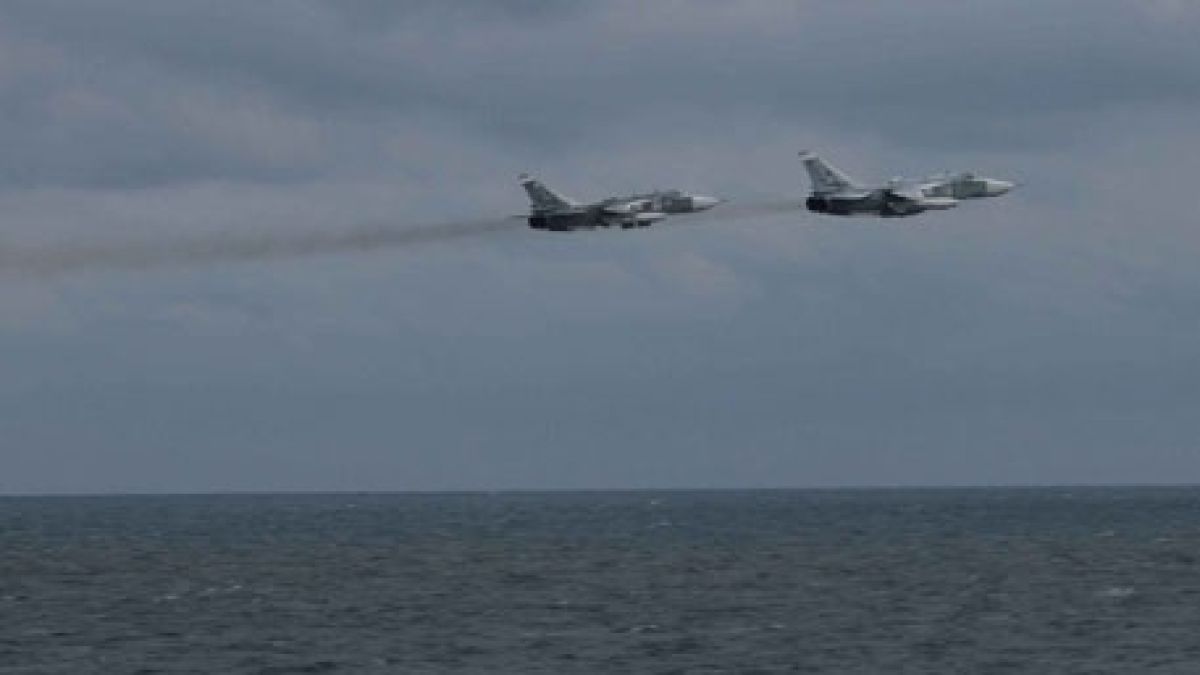 ЕКСКЛУЗИВНИ КАДРИ: Вижте как руски Су-24 изплашиха моряците на миненосеца Porter