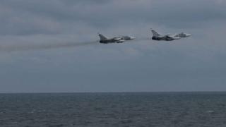 ЕКСКЛУЗИВНИ КАДРИ: Вижте как руски Су-24 изплашиха моряците на миненосеца Porter
