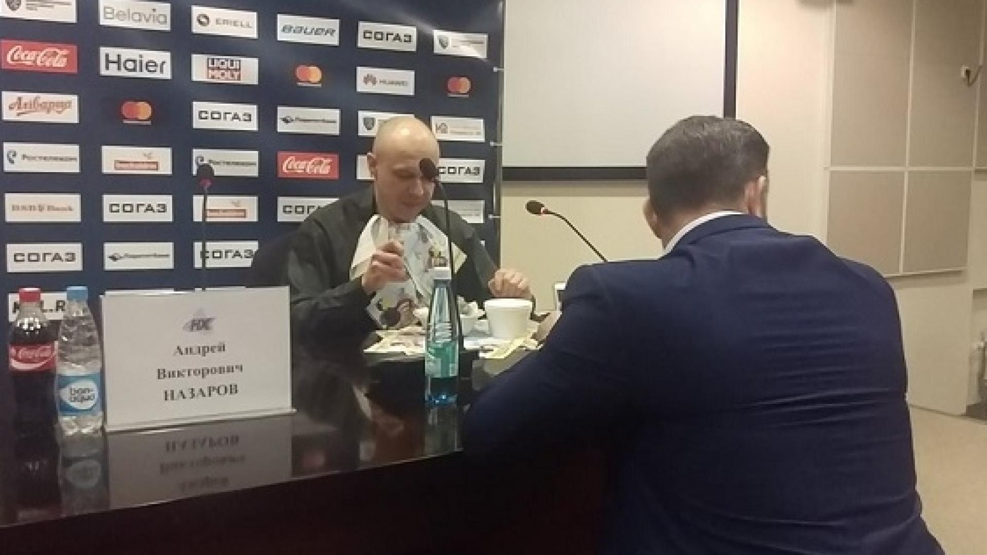 Чисто луд! Редактор изяде вестника си на пресконференция (ВИДЕО)