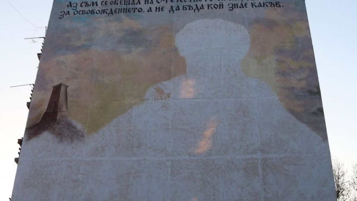Родолюбив ботевградчанин реши да направи нещо уникално на един от блоковете в града (СНИМКИ)