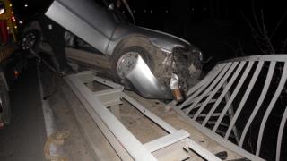 Парапет спря полета на "Ауди" в река Струма, по чудо се размина без жертви (СНИМКА)
