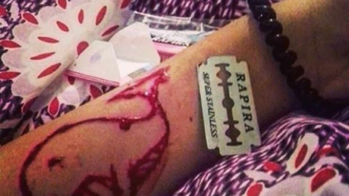 Извратената игра, която кара децата да се кълцат на парчета, вече e в България! (СНИМКИ/ВИДЕО 18+)