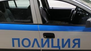 Мъж скача на ченгета, преспа в ареста