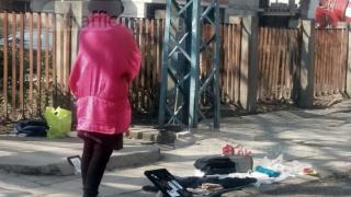 Борба за оцеляване: Жена разпродава живота си на тротоар в Пловдив (СНИМКИ)