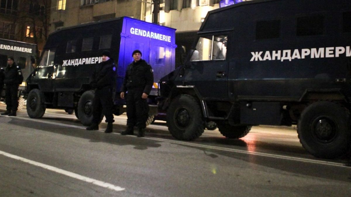Намерили маски и ножове у чуждите неонацисти, заради които забраниха Луковмарш