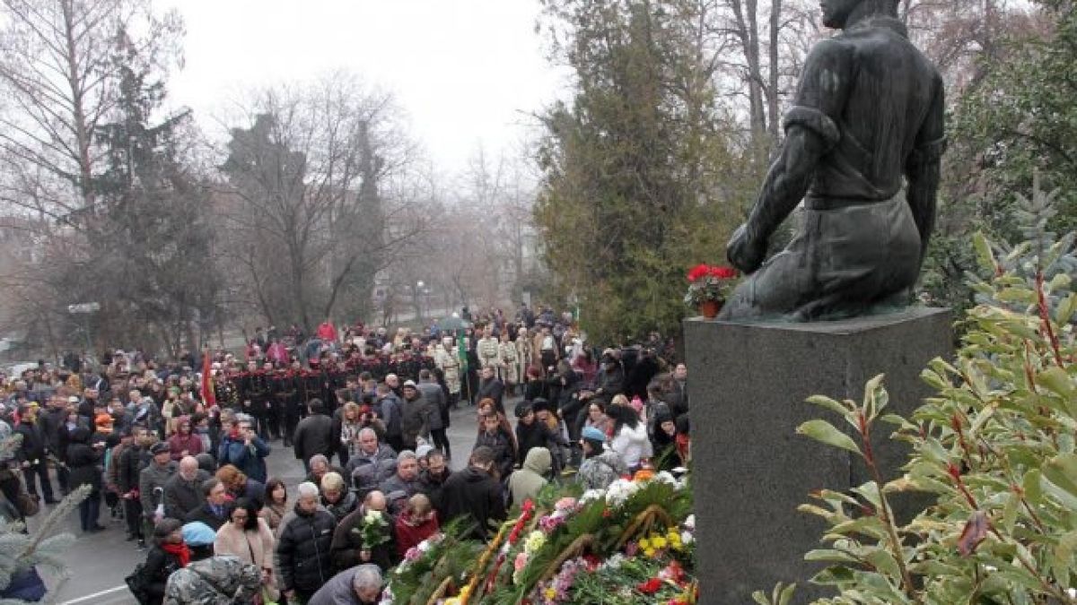 Гаф пред паметника на Апостола възмути пловдивчани