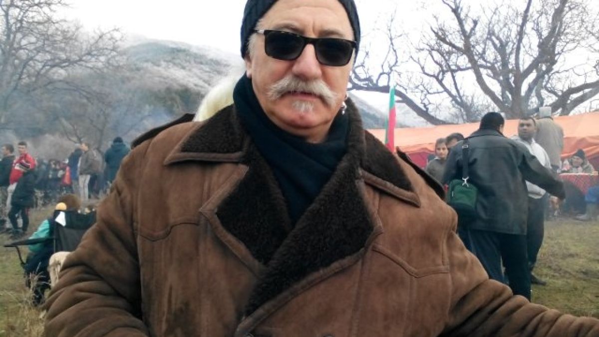 Етиен Леви казва, че целувка без мустак е като небе без звезди