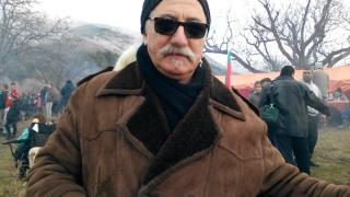 Етиен Леви казва, че целувка без мустак е като небе без звезди