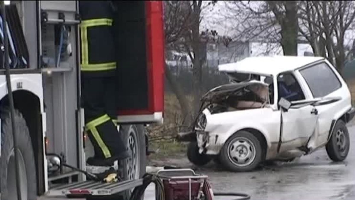 Младеж с яка Лада Нива оцеля по чудо след зверски удар с камион на пътя Бургас-Варна