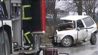 Младеж с яка Лада Нива оцеля по чудо след зверски удар с камион на пътя Бургас-Варна