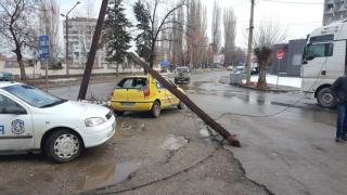 Стълб се стовари върху такси в Кюстендил (СНИМКА)