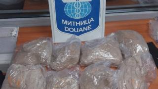 Изненада! Какво спипаха в бельото и по телата на три млади жени митничарите 