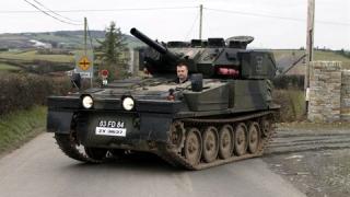 Ирландец смени лекия автомобил с... танк! (СНИМКИ)