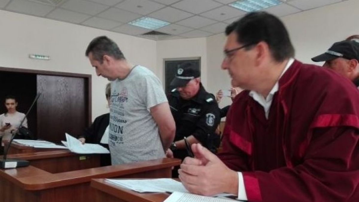 Окончателно! Полицаят, обвинен за убийството на родителите си, остава в ареста!