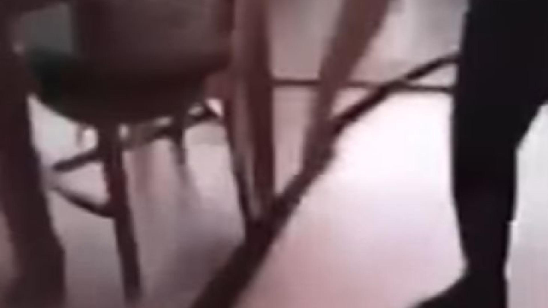 Безстрашна келнерка изтегли с голи ръце огромно влечуго за опашката (ВИДЕО)