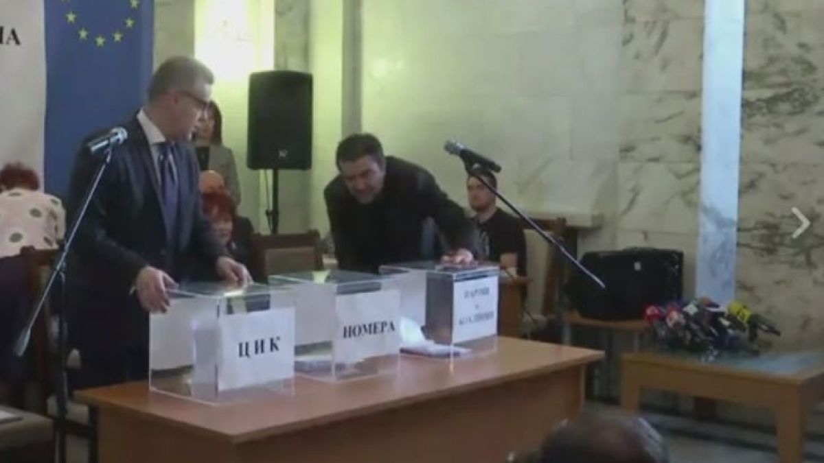 Това реши съдбовният жребий за номерата на партиите в бюлетините, ГЕРБ и БСП отново са невероятно близо!