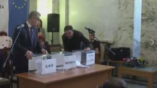 Това реши съдбовният жребий за номерата на партиите в бюлетините, ГЕРБ и БСП отново са невероятно близо!
