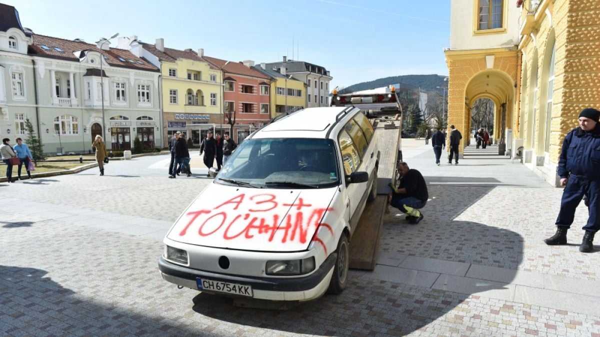 Мъж заплаши да се разпъне на Стария бряст в Сливен (СНИМКИ)