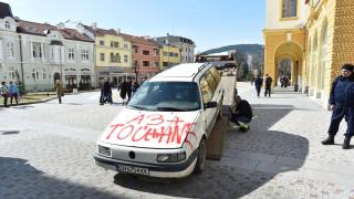 Мъж заплаши да се разпъне на Стария бряст в Сливен (СНИМКИ)