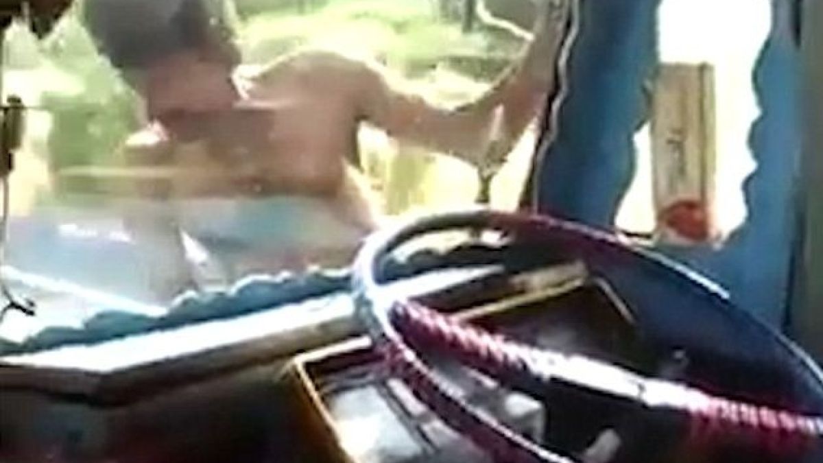 Ужас! Какво направи този откачен, докато лети с камион по магистралата? (ВИДЕО)