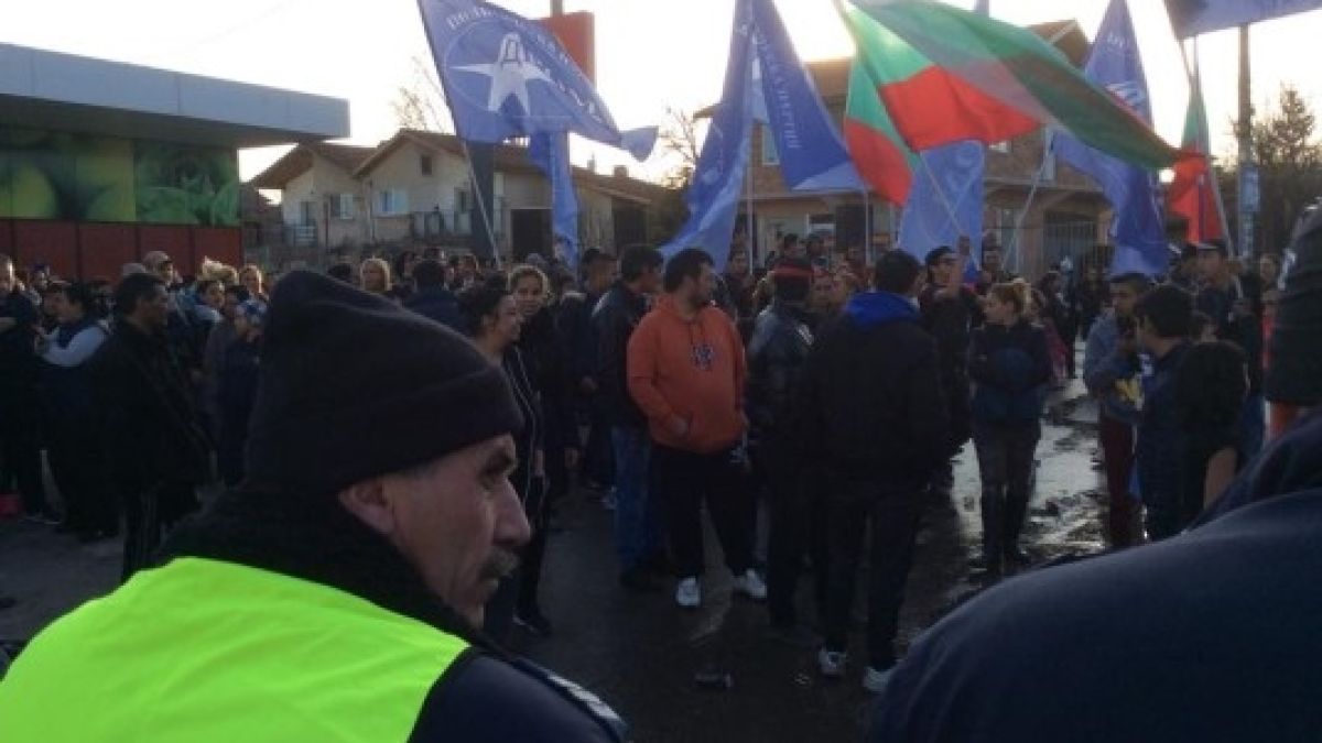 В София е страшно! Водни оръжия, полиция и жандармерия вардят озверели роми (СНИМКИ/ВИДЕО)
