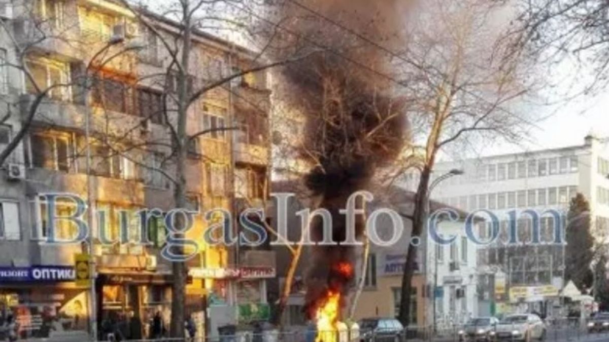 Гъст дим обгърна центъра на Бургас, пламнаха... (СНИМКИ)