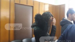 Осъдиха внучката на Цар Киро заради кражба на луканки, ромската принцеса цъфна в съда с последен модел смартфон (СНИМКИ)