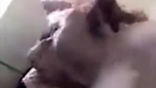 Тийнейджърка преби брутално своя връстничка в училищна тоалетна (ВИДЕО 18+)