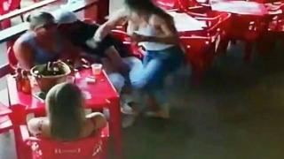 Измамена брюнетка спука от бой своя приятел и русата му любовница в кафене (ВИДЕО)