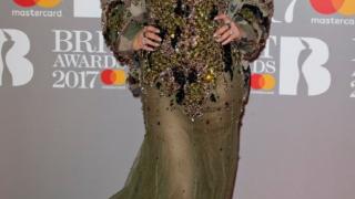 Безсрамни рокли взривиха тазгодишните Brit Music Awards! Почервеня дори и червеният килим (СНИМКИ)