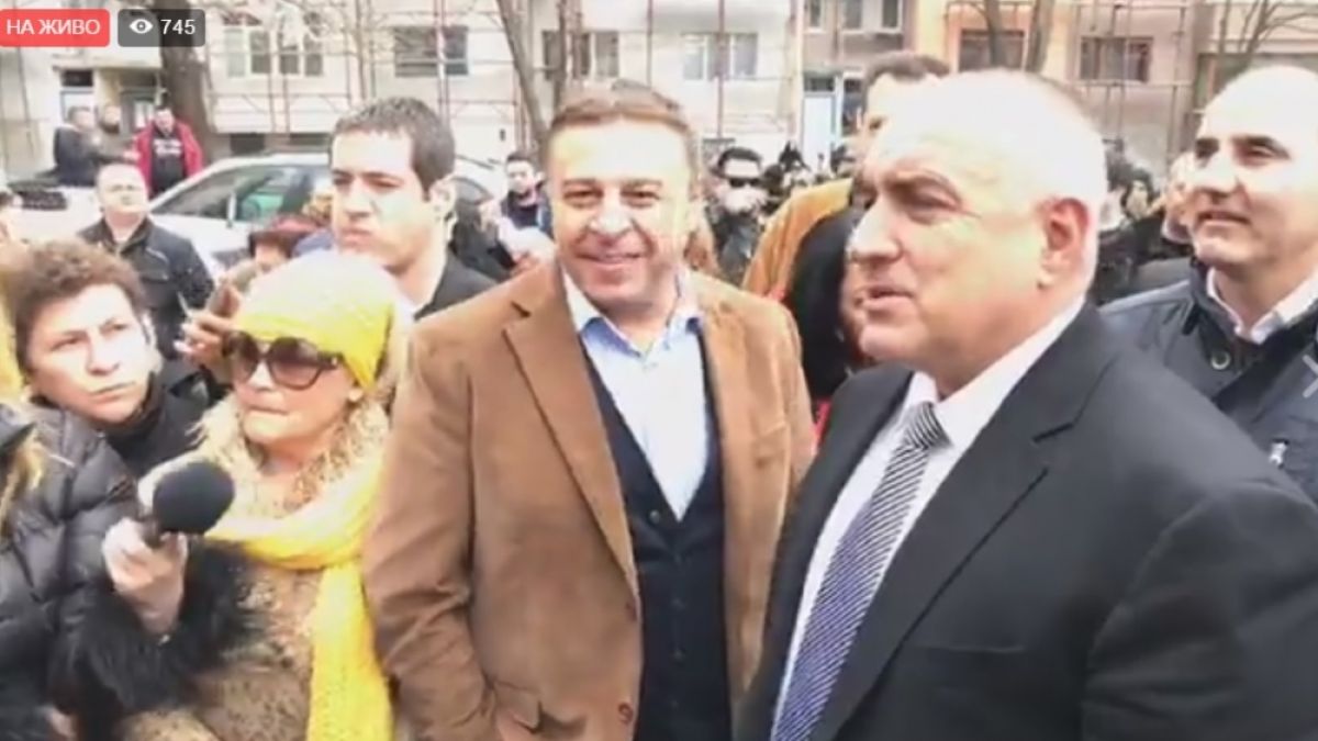 Ексклузивно в БЛИЦ! Бойко успокоява разярила се тълпа в Благоевград (СНИМКИ/ВИДЕО)
