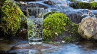 Минерална или изворна вода? Експертите съветват какво да изберем?