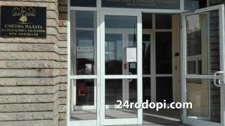 Нагли алаши разбиха Областната управа в Кърджали, задигнаха кутията с дарения за болната учителка Христина 