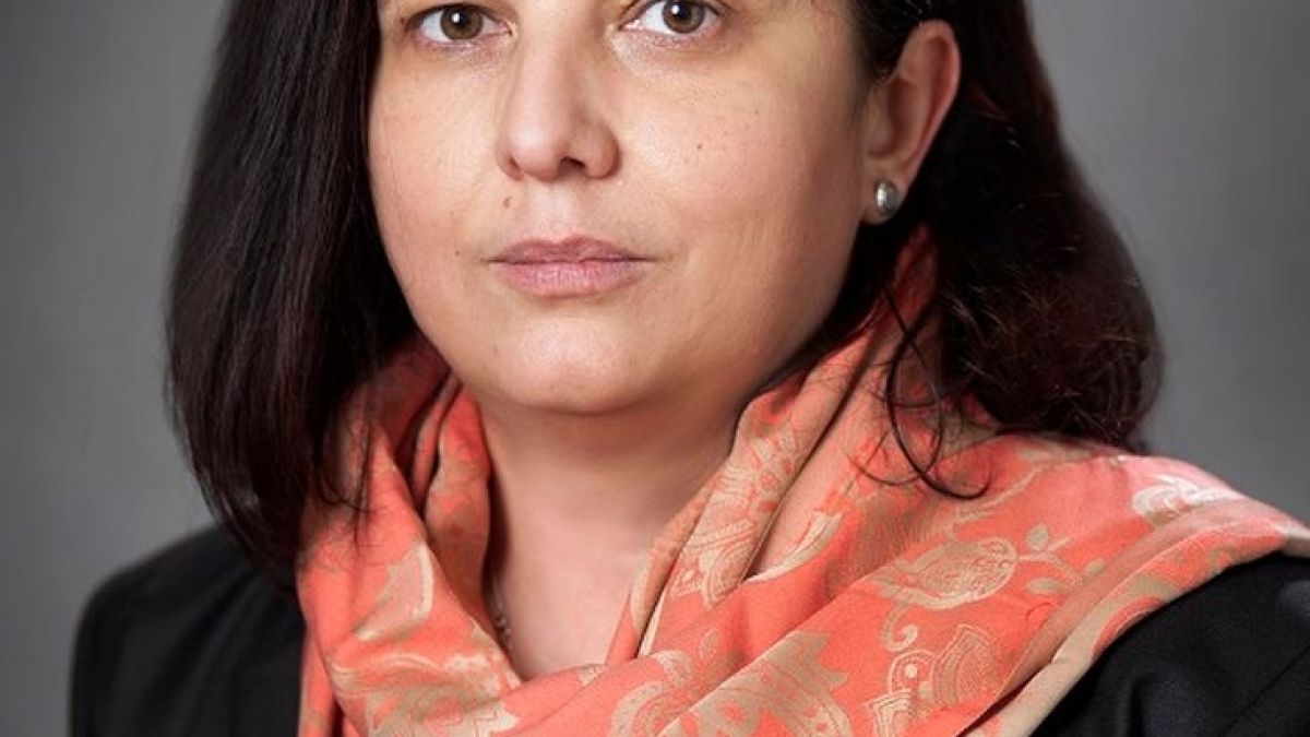 Служебен министър развъртя секирата, иска да отреже главата на... 