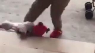 Млада майка нарита жестоко невръстното си бебе (БРУТАЛНО ВИДЕО 18+)