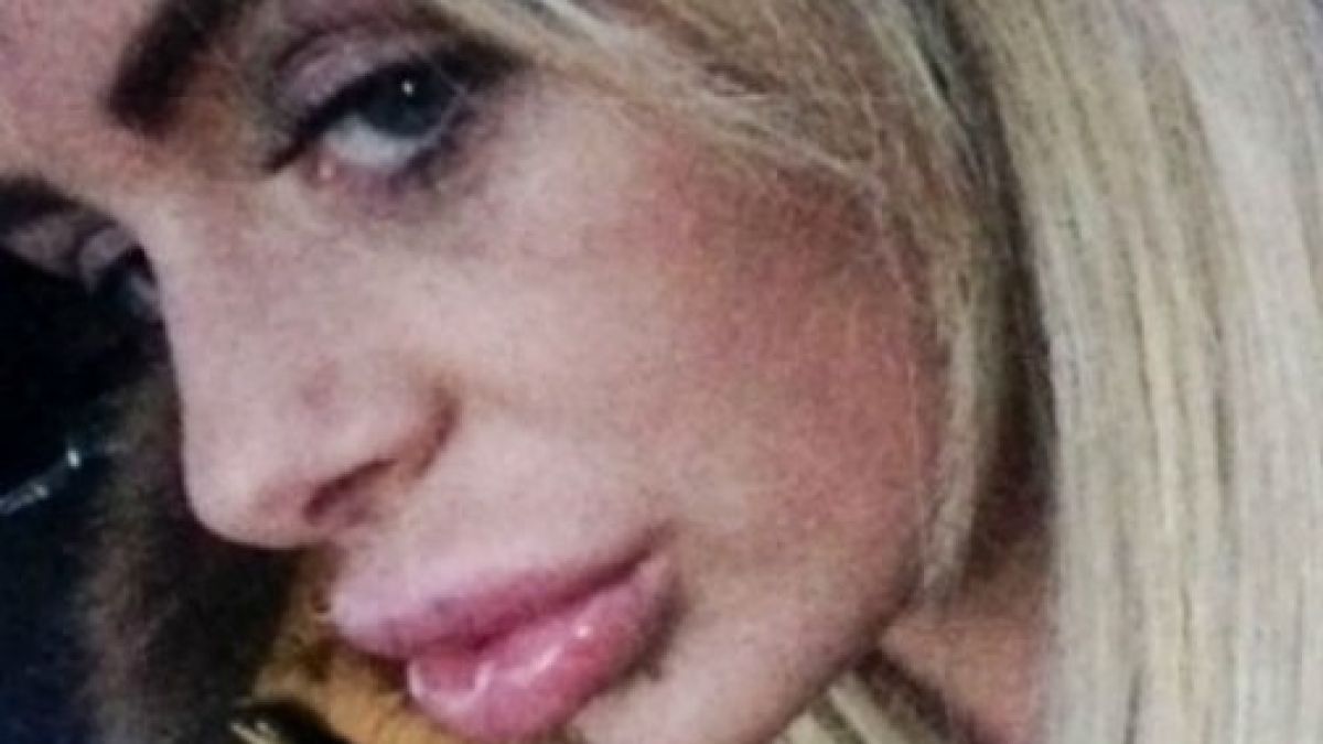Шокиращи СНИМКИ! Майка на две деца наду устните си, те се уплашили до смърт!