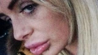 Шокиращи СНИМКИ! Майка на две деца наду устните си, те се уплашили до смърт!