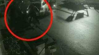 Зрелищно ВИДЕО как въоръжените апаши отмъкват и разбиват с чук голяма каса за 3 минути в София 