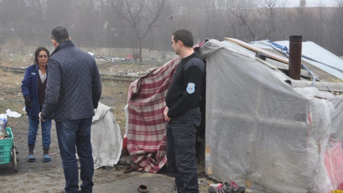 Няма прошка! Бургас изпроводи поредната порция самонастанили се край релсите роми (СНИМКИ)