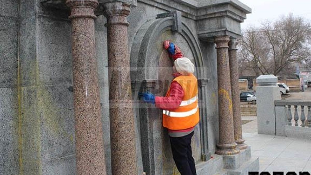 Вижте отвратителната гавра на украинските националисти с паметника на българските опълченци (СНИМКИ)